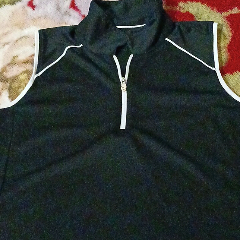 Im selling a sport shirt its from slazenger.